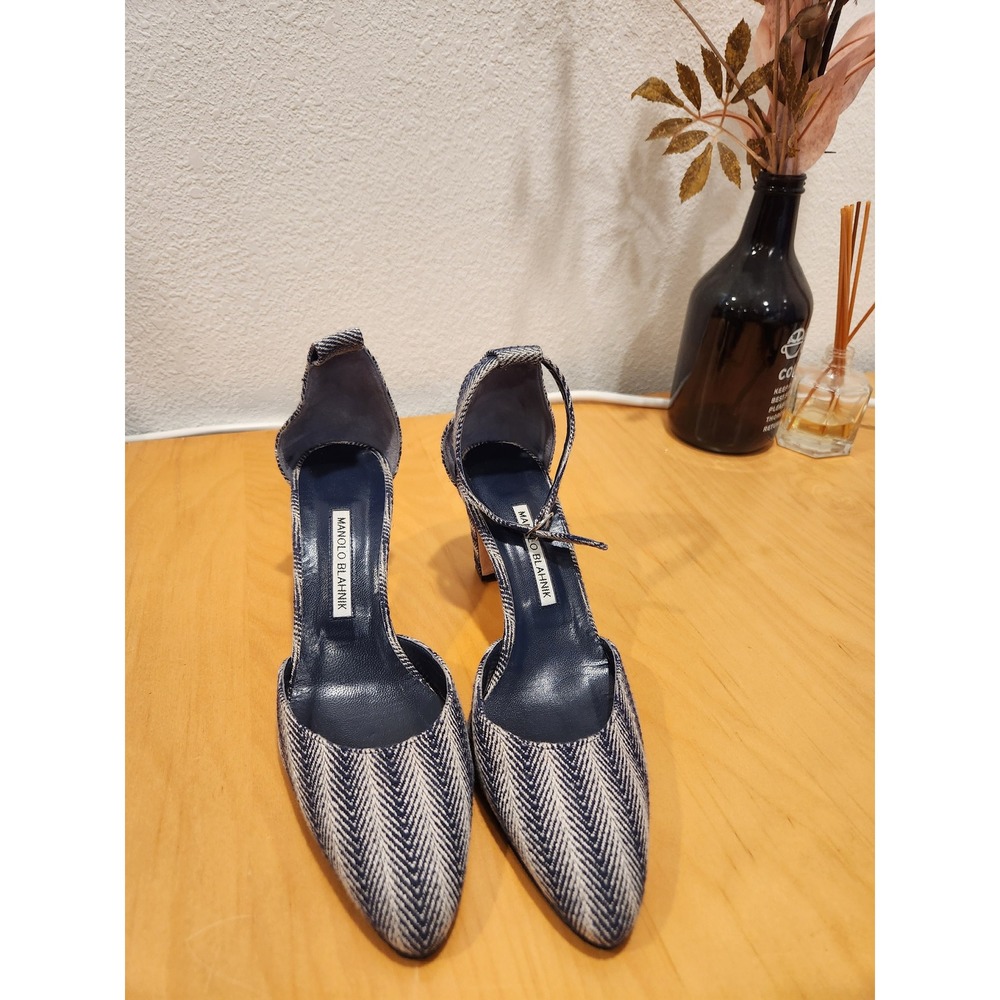Manolo Blahnik 41 Herringbone Pointed Toe Ankle Strap Pumps Heels Italy flaw